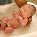 Купание малыша в первые дни жизни
